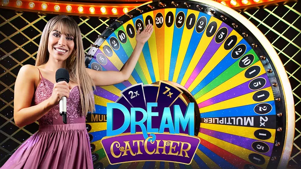La presentatrice di Dream Catcher accanto alla ruota